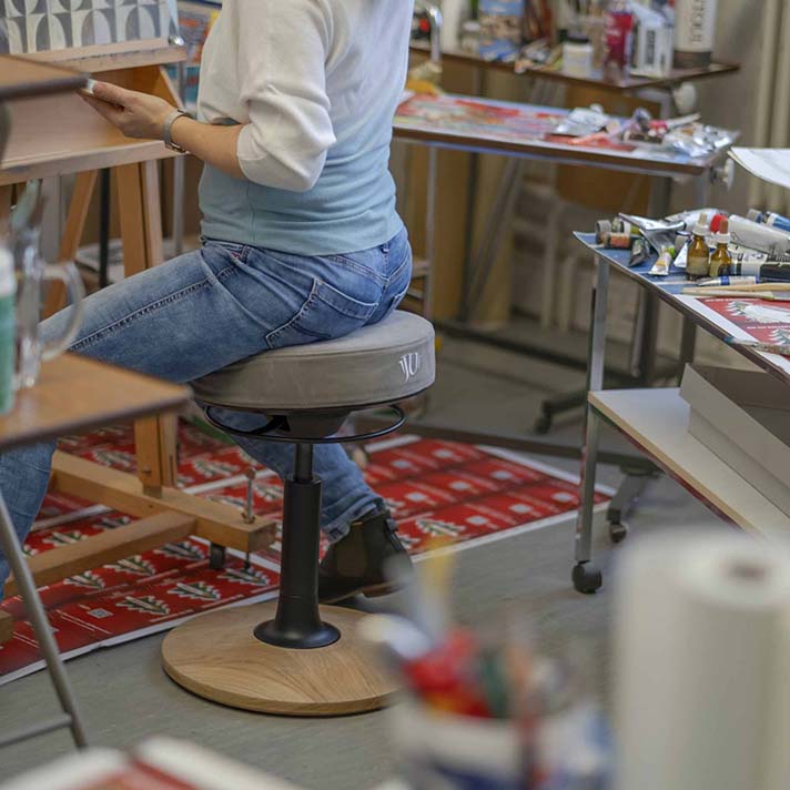 Bürohocker JU.swing beim kreativen Einsatz im Atelier
