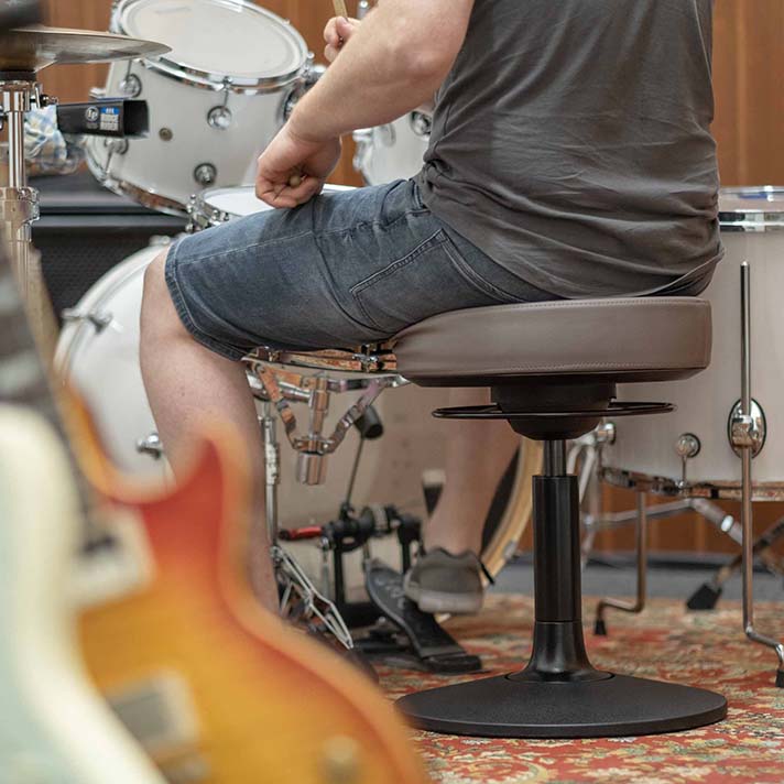 JU.swing Pendelhocker als Drumhocker beim Schlagzeugspielen