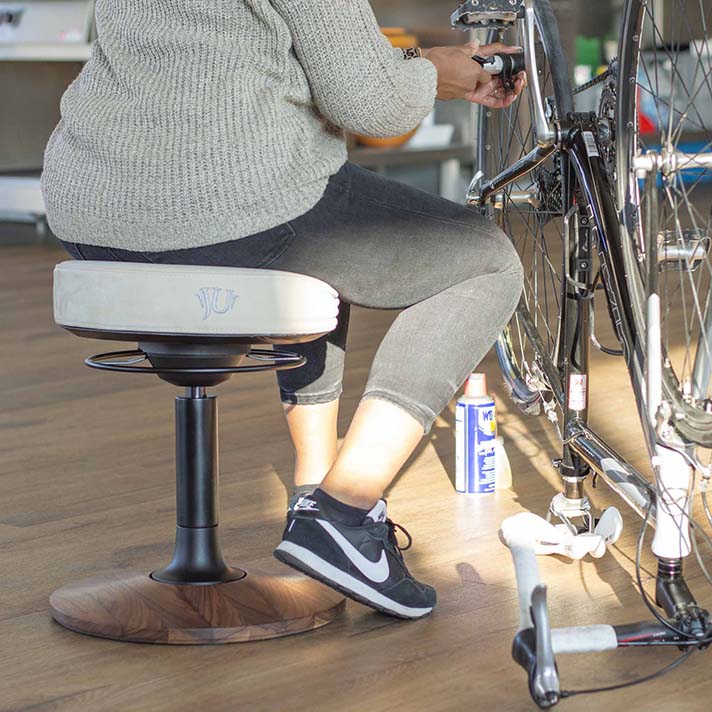 Arbeitshocker JU.swing in der Werkstatt – standsicher ohne Rollen