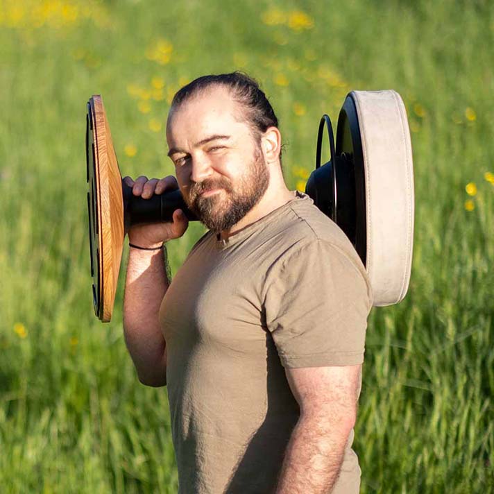 Physiotherapeut Konstantin Sacher mit dem JU.swing in der Natur